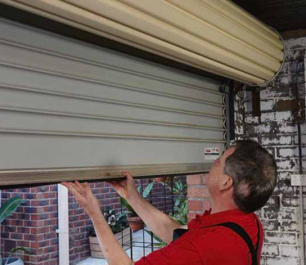 Thợ sửa cửa cuốn